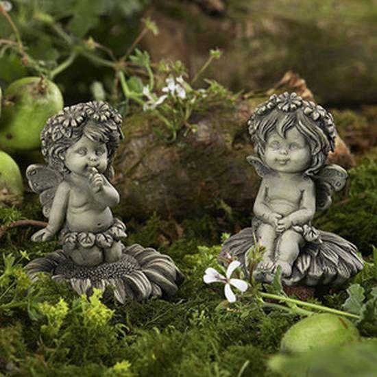 Elfe Lalula auf Blüte kniend