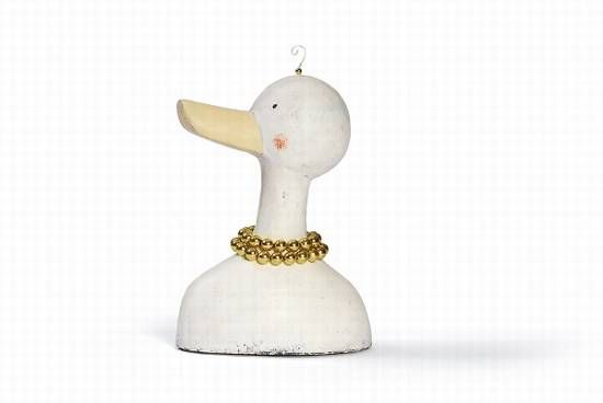 Madam Gans mit goldener Kette