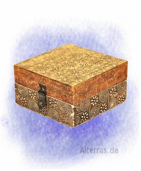 Holzbox mit Messingverzierungen