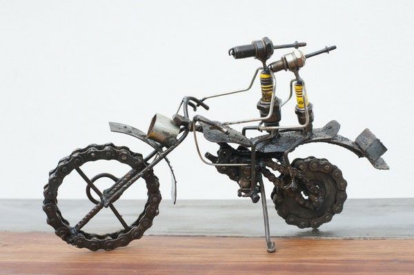 Zündkerzen-Figur auf Motorrad