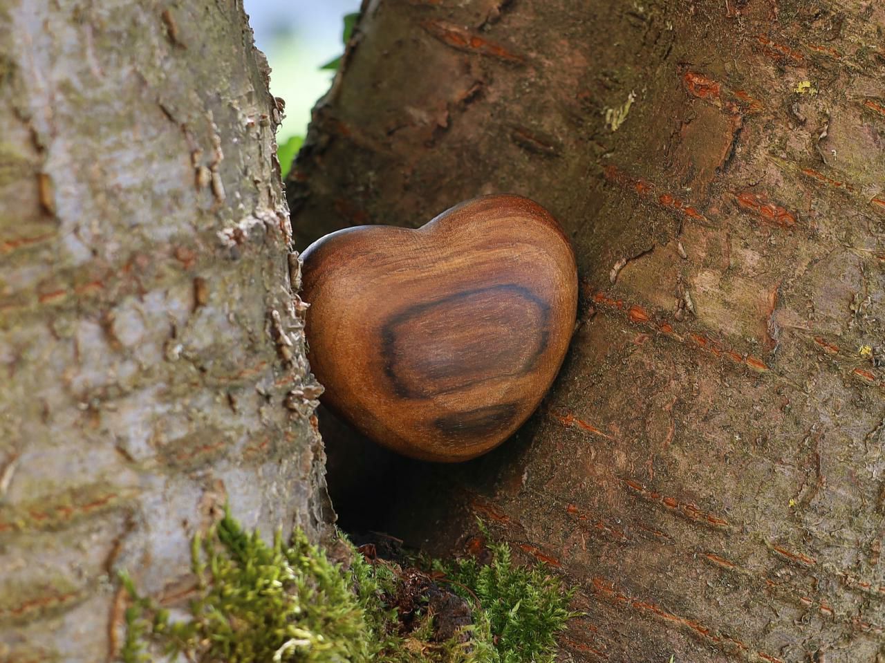Herz Handschmeichler Nussbaumholz